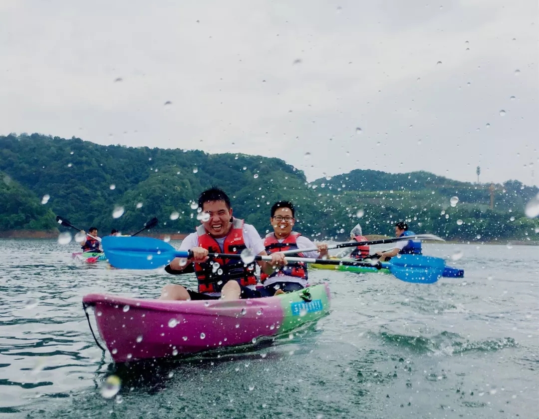 恰逢大雨，反正都濕身了，不如任性玩一回。  夕陽西下，收隊(duì)回家。  上大巴發(fā)朋友圈炫耀去嘍!